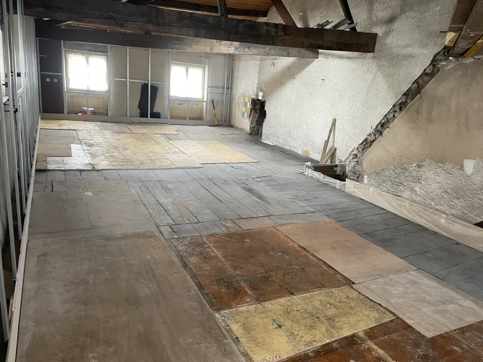 Rattrapage de plancher en mousse polyuréthane projetée