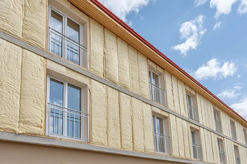 Isolation extérieure en mousse polyuréthane projetée